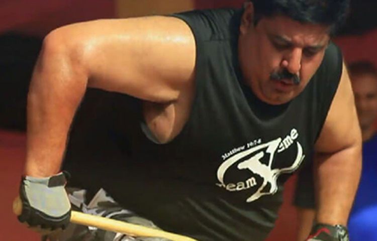 মনোজের উচ্চতা ৬ ফুট ৫ ইঞ্চি, ওজন ১৫৫ কিলোগ্রাম। বেঙ্গালুরুর একটি ট্রাভেল এজেন্সির মালিক ছিলেন তিনি। ৬টা গাড়ি ছিল তার। হঠাৎই তার সব গাড়ি একসঙ্গে খারাপ হতে শুরু করে। এর প্রভাব পড়ে ব্যবসায়। এতটাই খারাপ প্রভাব পড়েছিল যে, ব্যবসা একেবারেই ডুবে যায়।