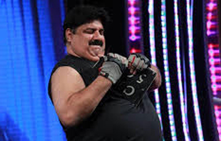 এর বছর খানেক পর ডব্লিউডব্লিউই ভারতে ট্যালেন্ট হান্ট করতে এসেছিল। সেই প্রতিযোগিতায় অংশ নিয়ে নজরে আসেন তিনি। ডব্লিউডব্লিউই-র তরফে তাকে আমেরিকায় পাঠানো হয় কুস্তির কৌশল শেখার জন্য।