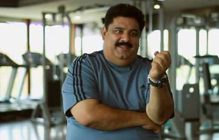 ডব্লিউডব্লিউই তাকে ১৮ মাস ধরে লস অ্যাঞ্জেলসে প্রশিক্ষণ দেয়। সেই সময়ে মনোজ কখনো গ্যাস স্টেশন, গাড়ি-টয়লেট পরিষ্কার করে উপার্জন করেছেন। কিন্তু এভাবে আর চালাতে পারছিলেন না তিনি।