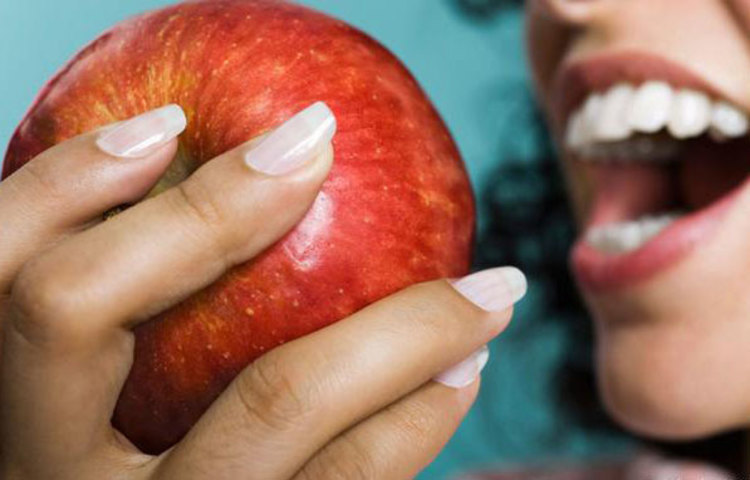 ছাত্র-ছাত্রীদের চাই যথেষ্ট ভিটামিন, মিনারেল এবং পানীয় অর্থাৎ স্বাস্থ্যসম্মত খাবার। প্রধান খাবারের ফাঁকে ফাঁকে আপেল খাওয়া যেতে পারে, যাতে মিনারেল, আয়রন এবং প্রচুর ভিটামিন রয়েছে। জার্মানরা প্রচুর আপেল খায়, মনোযোগ ঠিক রাখতে জার্মানির কোন কোনো স্কুলের টিফিনে আপেল খেতে দেয়া হয়।