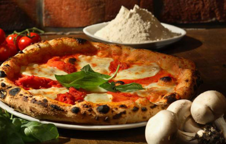 ফাস্টফুডে ব্যবহার করা হয় নানা রকম রাসায়নিক উপাদান, যা অনেকের ক্ষেত্রেই অ্যালার্জির কারণ হয়ে থাকে এবং যা মনোযোগ এবং শরীরে তার প্রভাব ফেলে। জার্মানির খাদ্য বিশেষজ্ঞ ডা. ইয়ুর্গেন শ্লুইটারের মতে, ‘দুর্ভাগ্য হলেও সত্যি যে ভুক্তভোগী অনেকেই সেকথা জানতে বা বুঝতে পারে না।’ আজকের তরুণদের প্রিয় খাবার ফাস্টফুড এবং মিষ্টি পানীয় হলেও শরীর ও মস্তিষ্কের কথা মনে রেখে সে সব থেকে কিছুটা সাবধান হওয়া উচিত।