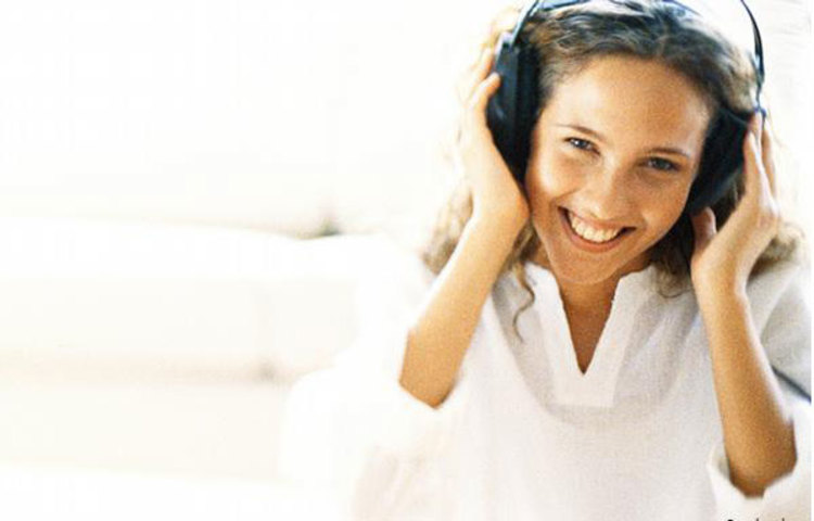 আজকাল দেখা যায় অনেকে পড়ার ফাঁকে একটু বিশ্রামের জন্য ফেসবুকে ঢোকেন বা গেম খেলেন, যাতে আসলে মোটেই বিশ্রাম হয় না। তার চেয়ে বরং কর্মক্ষমতা বাড়ায় সেরকম ছোট এক টুকরো ডার্ক চকলেট মুখে দিয়ে পছন্দের গান শুনতে পারেন। অথবা বন্ধুদের সাথে কিছুক্ষণ কথা বলতে পারেন। সোজা কথা মনোযোগটাকে কিছুক্ষণের জন্য অন্য দিকে ঘুরিয়ে দেওয়া। এতে করে মাথাটা খালি তো হবেই এবং পড়াশোনায়ও মনোযোগ ফিরে আসবে।