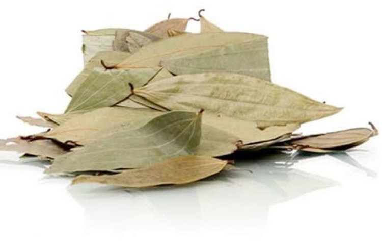 চিনির পাত্রে একটি তেজ পাতা রেখে দিয়ে দেখুন। ৪-৫ দিন পর পর এই তেজ পাতা বদলে ফেলতে ভুলবেন না! দেখবেন, তেজ পাতার গন্ধে পিঁপড়ে চিনির পাত্রের ধারে-কাছেও ঘেঁষবে না।