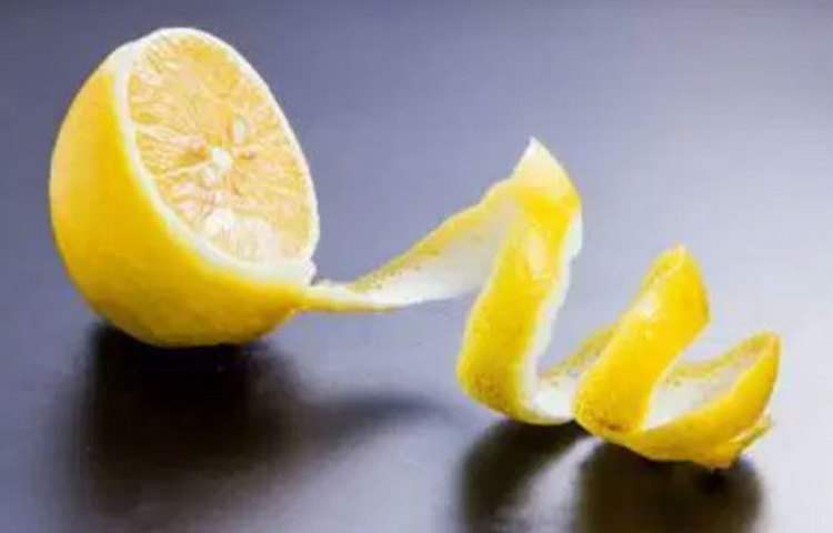 চিনি বা যে কোনো রকম খাবারের গন্ধ যেমন পিঁপড়েকে আকৃষ্ঠ করে, তেমনই এমন কিছু গন্ধও রয়েছে যেগুলো পিঁপড়ের দল মোটেই সহ্য করতে পারে না। যেমন, লেবুর খোসা। মাঝারি মাপের একটি লেবুর খোসার টুকরো চিনির পাত্রে রেখে দিয়ে দেখুন। ৩-৪ দিন পর পর সেটিকে বদলে ফেলুন। দেখবেন এতে পিঁপড়ের দল চিনির পাত্রের ধারে-কাছেও ঘেঁষবে না।