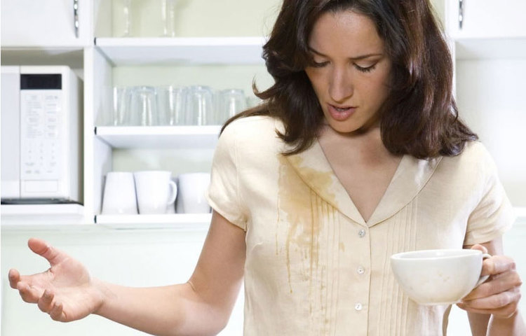 ডিমের সাদা অংশ: কাপড়ে লাগা চা, কফির দাগ ওঠাতে ডিমের সাদা অংশও কাজে লাগাতে পারেন। আধা-সিদ্ধ ডিমের সাদা অংশ ফেটে নিয়ে সেটি দাগের ওপর লাগিয়ে আলতো করে ঘষুন। মিনিট দুয়েক অপেক্ষা করে জল দিয়ে ভালো করে ধুয়ে ফেলুন। দেখবেন দাগ উঠে গিয়েছে।