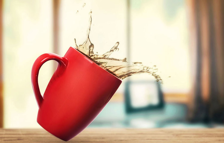 ভিনিগার: জামা-কাপড়ে লাগা চা, কফির দাগ দূর করার আরেকটি কার্যকরী পদ্ধতি হল ভিনিগারের ব্যবহার। কয়েক কাপ জলে ১ চামচ ভিনিগার মিশিয়ে দাগের জায়গায় স্প্রে করে বা ছিটিয়ে হালকা করে ঘষুন। দেখবেন কিছুক্ষণের মধ্যেই দাগ উঠে গিয়েছে।