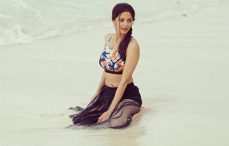 সমুদ্র স্নানে মগ্ন বেদিকা।