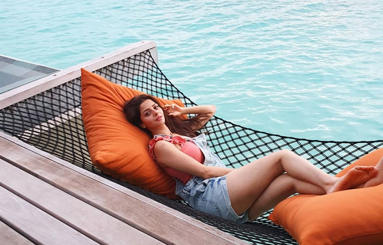 ব্যস্ততাকে ছুটি দিয়ে সমুদ্র তীরে প্রশান্তির সময় কাটাচ্ছেন বেদিকা।