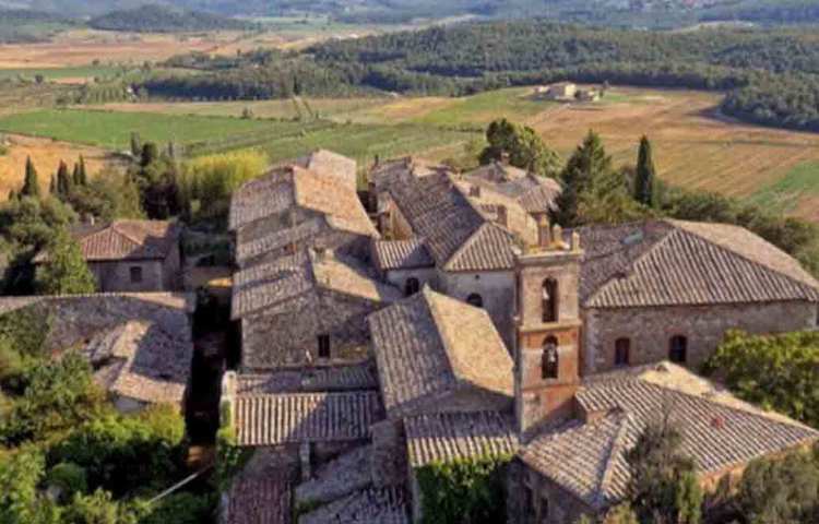 পোগিও সান্টা: ১৯৬০ সালে পুরোপুরি পরিত্যক্ত হয়ে গিয়েছিল গ্রামটি। ইতালির তাস্কানের এই গ্রামে ৫০টি বাড়ি, দুটো জলাশয়, ২৩ এক জমির উপর ফলের বাগান এবং ২০০ একর জমিতে জঙ্গল রয়েছে। এর মূল্য প্রায় ৩১৬ কোটি ৬৩ লাখ টাকা।