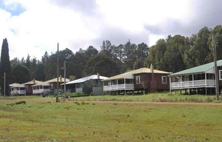 লট ৮৩ র‌্যাডবার্ন রোড: পশ্চিম অস্ট্রেলিয়ার এই মফঃস্বল। রয়েছে ২০টা কটেজ একটা টাউন হল। দুটো টেনিস কোর্ট আর একটি ক্রিকেট মাঠ। ১৯৪৯ সালে গড়ে উঠেছিল এই গ্রাম। ২০০৮ সাল পর্যন্ত বেশ রমরমা ছিল। এখন লোকজন প্রায় নেই বললেই চলে। একটু মেরামতি করলে ফের পর্যটকদের মনের মতো করে ফেলা যাবে। এর মূল্য প্রায় ৫ কোটি ৭৫ লাখ টাকা।