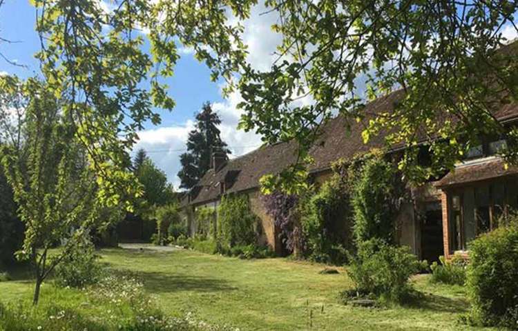 হ্যামলেট, নরম্যান্ডি: উত্তর ফ্রান্সের নরম্যান্ডির একটা ছোট পাহাড়ি গ্রাম। রয়েছে একটা বিশাল বাড়ি। বাড়ির পাশে বেশ কয়েকটা কটেজও রয়েছে। এর মধ্যে পর্যটকদের জন্য বানানো হয়েছে দুটো স্টোন কটেজ। এই পাহাড়ি গ্রাম কিনতে হলে প্রায় ৩ কোটি ৩৩ লাখ টাকা খরচ করতে হবে।