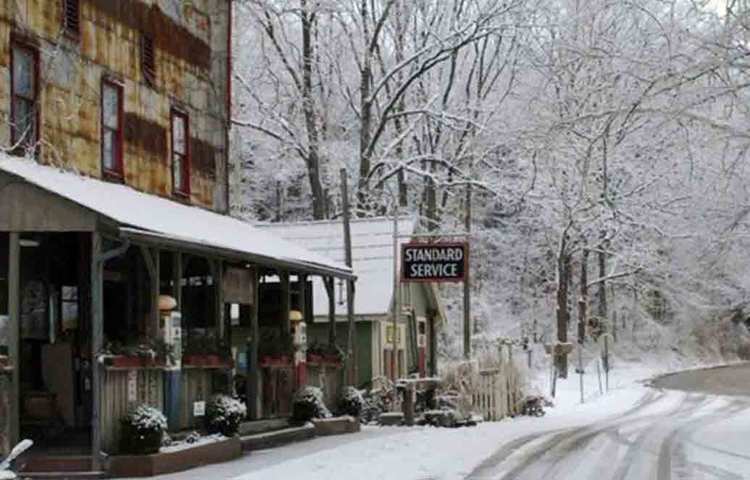 স্টোরি, ইন্ডিয়ানা: ১৮৫১ সালে এই গ্রাম গড়ে উঠেছিল আমেরিকার ইন্ডিয়ানার। ১৭.৪ একর জমি জুড়ে গ্রামের বিস্তৃতি। মাত্র কয়েকটা পরিবারই এখানে বাস করত। তারা ক্রমে গ্রাম ছেড়ে অন্যত্র চলে যাওয়ায় এক সময় এটা ‘গোস্ট টাউন’ হিসাবে পরিচিত ছিল। ১৯৯৯ সালে প্রায় ২২ কোটি ১৬ লাখ টাকা দিয়ে এটা কিনেছিলেন এর বর্তমান মালিক। তবে এখন তিনি এটি বিক্রি করে দিতে চাইছেন।