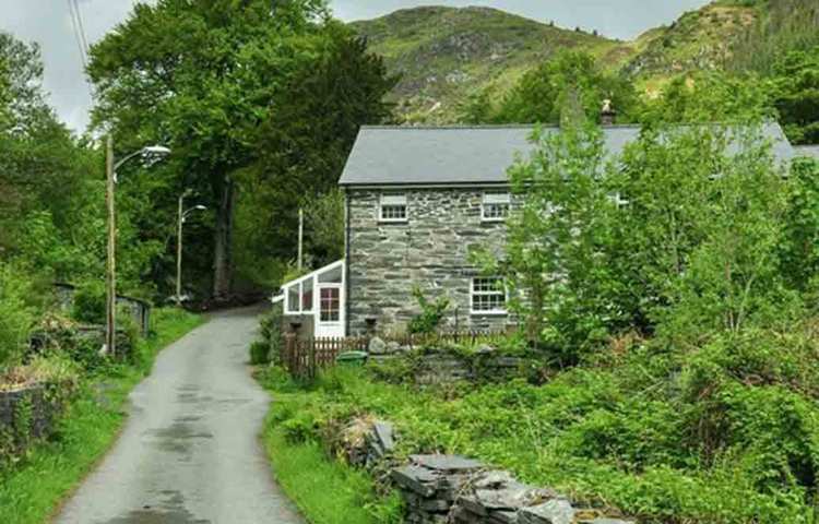 অ্যালবারলেফেনি: ওয়েলসে স্লেট খনির কাছে মূলত শ্রমিকদের বসবাসের জন্যই এই গ্রাম গড়ে উঠেছিল। ৭ কোটি ৫৫ লাখ ৬০ হাজার টাকায় এই গ্রাম বিক্রি রয়েছে। মোট ১৬টা কটেজ রয়েছে। যার বেশির ভাগই ভাড়া দেয়া হয়েছে।