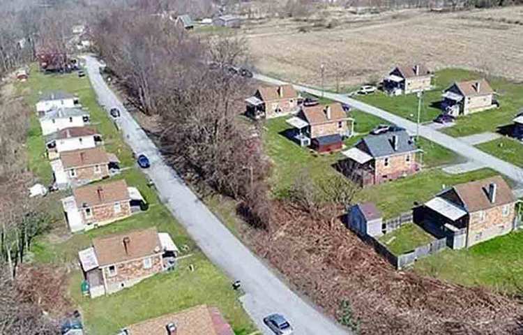 রিডাকশন: আমেরিকার রিডাকশন কোম্পানি এই গ্রাম গড়ে তুলেছিল এক সময়। কোম্পানির নাম অনুযায়ীই গ্রামের নাম রিডাকশন। পেনসিলভেনিয়ার এই রিডাকশনে এক সময় ৪০০ লোকের বাস ছিল। বর্তমানে সেটা কমে দাঁড়িয়েছে ৬০ জনে। ৭ কোটি ২৭ লাখ টাকায় এই গ্রামটা কিনতে পারেন। মোট ১৯টা পাকা বাড়ি রয়েছে গ্রামে। সবগুলোই স্থানীয়রা ভাড়া দেন।