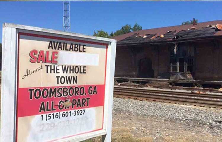 টুমসবরো: জর্জিয়ার একেবারে কেন্দ্রে অবস্থিত এই গ্রাম। ৭০০ লোকের বাস এই গ্রামে। প্রায় ৭ কোটি ৭০ লাখ টাকায় বিক্রি হচ্ছে এই গ্রাম। একটা পুরনো ব্যাঙ্ক, রেলরোড ডিপো এবং একটা সিরাপ মিল রয়েছে এই গ্রামে। ১৯৭৫ সালে সোয়্যাম্পল্যান্ড অপেরা হাউস এই গ্রামেই গড়ে উঠেছিল। ২০০০ সালে তা বন্ধ হয়ে যাওয়ার পরই গ্রামে লোক কমতে থাকে। গ্রামের বর্তমান মালিক গ্রামটা বেচে দিতে চান।