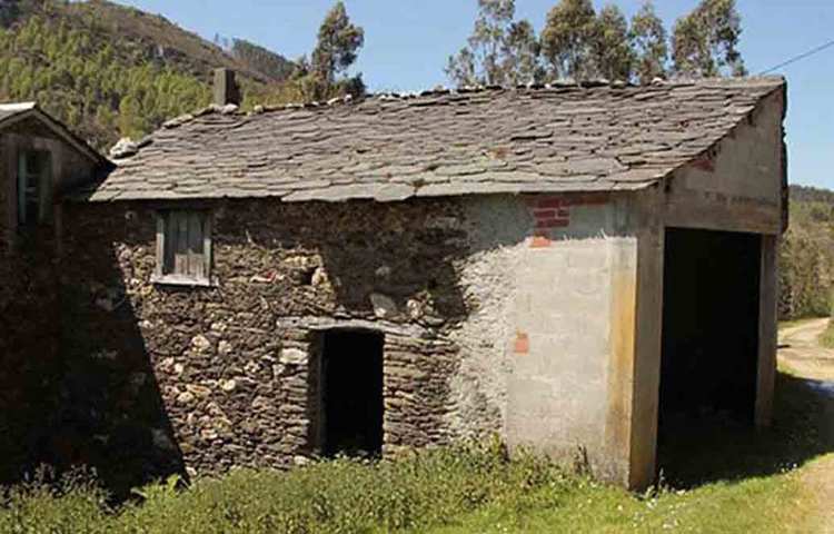 ও পেনসো: উত্তর স্পেনে ১০০ একর জমির উপর ছোট্ট গ্রাম। এক দশক আগে এখানে জনবসতি ছিল। এখন আর কেউ থাকেন না। নতুন করে গ্রামটাকে পর্যটন কেন্দ্র গড়ে তোলার জন্য এই বিক্রির সিদ্ধান্ত। চারটে বাড়ি বানানো হয়েছে তার জন্য। পাতকুয়ো, বেকারি সহযোগে ১০০ একরের এই গ্রামের মূল্য প্রায় ১৭ কোটি ৫৫ লাখ টাকা।