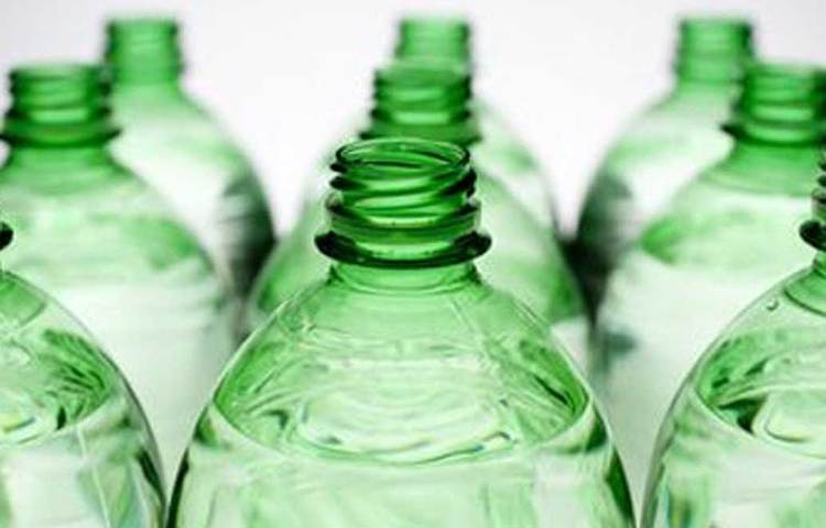 মনে রাখবেন ২, ৪ এবং ৫ নম্বর লেখা থাকলে সেগুলো তুলনামূলক নিরাপদ। নম্বর ১ লেখা বোতলও নিরাপদ হিসাবেই গণ্য হয়। ৬ এবং ৭ ভীষণভাবে ক্ষতিকর। তাই ৬ এবং ৭ লেখা নম্বরের বোতল অবশ্যই এড়িয়ে চলুন।