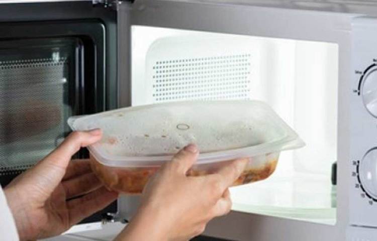 আরও একটি বিষয় জেনে রাখা দরকার, মাইক্রোওয়েভেবল প্লাস্টিক মানেই তা কিন্তু নিরাপদ নয়। এর অর্থ তা মাইক্রোওয়েভের তাপ সহ্য করতে সক্ষম। তা থেকে ক্ষতিকারক রাসায়নিক বেরিয়ে শরীরে বিষক্রিয়া ঘটাতেই পারে।