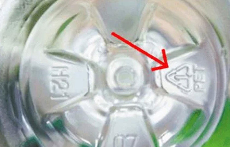 প্রতিটা প্লাস্টিকের গায়েই একটি ত্রিভুজাকৃতি চিহ্ন থাকে। এটা আসলে রিসাইকেল অর্থাৎ পুনর্ব্যবহারযোগ্যতার প্রতীক। অর্থাৎ আপনি রোজ যে বোতলে জল খাচ্ছেন, যে প্লাস্টিকের মধ্যে তাজা সব্জি ভরে রেফ্রিজারেটরে রেখে দিচ্ছেন বা আরো কোনো দৈনন্দিন কাজে লাগাচ্ছেন সেটা কতটা নিরাপদ বা আপনার জন্য আদৌ নিরাপদ কি না তা বোঝা যাবে এই প্রতীক থেকেই।