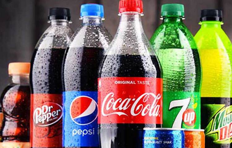 নম্বর ১: ত্রিভুজাকৃতি প্রতীকের মধ্যে যদি ১ লেখা থাকে, তার অর্থ সেটা পলিইথিলিন টেরেফটালেট দিয়ে তৈরি। সাধারণত জলের বোতল, বিভিন্ন কোল্ড ড্রিঙ্কের বোতল এই রাসায়নিক দিয়ে তৈরি হয়। কোনো বোতলে ১ লেখা থাকলে তা নিরাপদ হিসেবেই গণ্য হয়। তবে তা একবারেই পুনর্ব্যবহারযোগ্য নয়। কারণ এই বোতলে সুক্ষ ছিদ্র থাকে। ফলে খুব সহজেই ব্যাকটেরিয়া ঢুকে যেতে পারে।