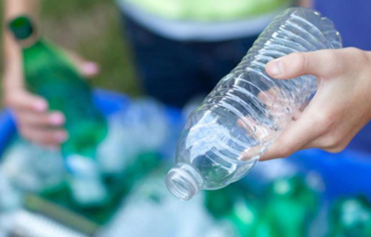 নম্বর ৬: পলিস্টাইরিন বা স্টাইরোফোম দিয়ে তৈরি প্লাস্টিকের দ্রব্যে নম্বর ৬ লেখা থাকে। এই বোতল থেকে ক্ষতিকারক স্টাইরিন নির্গত হয়। যা থেকে ক্যানসার পর্যন্ত হতে পারে। তাই ৬ নম্বর লেখা প্লাস্টিকের দ্রব্য ব্যবহার বন্ধ করা উচিত।