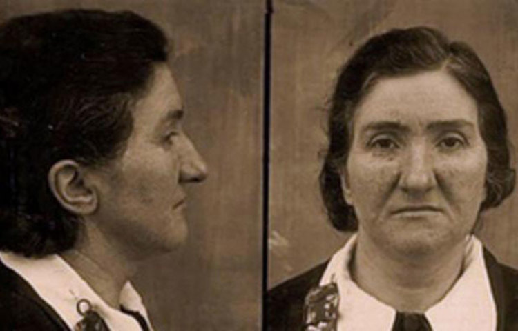 লিওনার্দা চিয়ানচিউলি (১৮৯৪-১৯৭০)। ইটালির এই নারী মাত্র তিনজনকে হত্যা করেই বিশ্বকুখ্যাত। সন্তানকে দ্বিতীয় বিশ্বযুদ্ধে যেতে হবে শুনে ভাবনায় পড়ে যান লিওনার্দা। সন্তানকে যুদ্ধ থেকে দূরে রেখে বাঁচানোর একটা উপায়ই এলো মাথায়। লিওনার্দা ভাবলেন, সৃষ্টিকর্তার উদ্দেশ্যে অন্যের প্রাণ উৎসর্গ করলে ছেলেকে বাঁচানো যাবে। তারপর একে একে তিনজন মধ্যবয়সি নারীকে হত্যা করলেন লিওনার্দা।