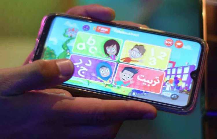 পাকিস্তানের হারুন ছোট থেকেই মেধাবী। উচ্চশিক্ষার জন্য বিদেশে যেতে সমস্যা হয়নি। সেখানে গিয়েও বজায় রেখেছিলেন নিজের পারফরম্যান্স। কিন্তু কয়েক মাস পর থেকেই দমবন্ধ মনে হতে লাগল।