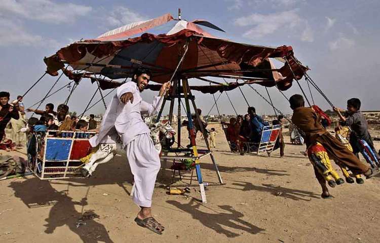 ঝাঁ চকচকে পরিবেশে সারা দিন বিত্তের আবহে থাকতে ভাল লাগত না হারুনের। মনে হত, যেখানে তার থাকার কথা, সেখানেই তিনি নেই। একদিন সিমেস্টারের মাঝেই সব ছেড়েছুড়ে চলে এলেন জন্মভূমিতে।