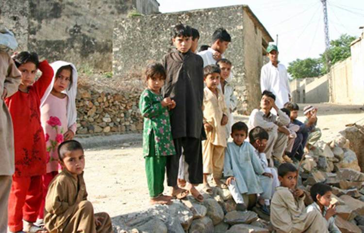 পাকিস্তানে ঘিঞ্জি বস্তিতে ঘুরে বেড়াতে লাগলেন হারুন। প্রান্তিক পরিবারের দরিদ্র শিশুদের পড়ানোর উদ্যোগ নিলেন। শুরু করলেন একটি স্কুল।