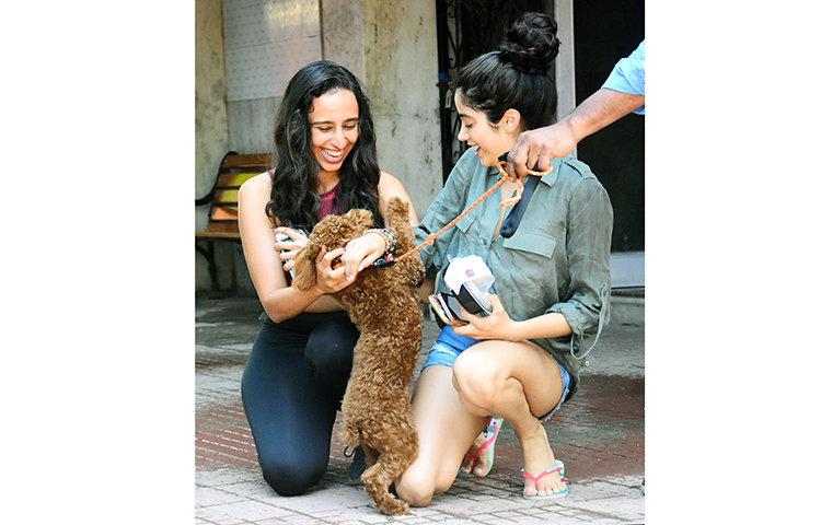 কুকুরছানাকে আদর করছেন তারা।