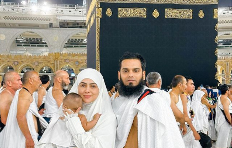 বিয়ের তিন বছরের মাথায় সানার কোলজুড়ে আসে ফুটফুটে এক পুত্র সন্তান। অভিনেত্রী পাকিস্তানের ধর্মপ্রচারক মাওলানা তারিক জামিলের নামের সঙ্গে মিল রেখে তার সন্তানের নাম রেখেছেন সইদ তারিক জামিল। ছবি: সংগৃহীত