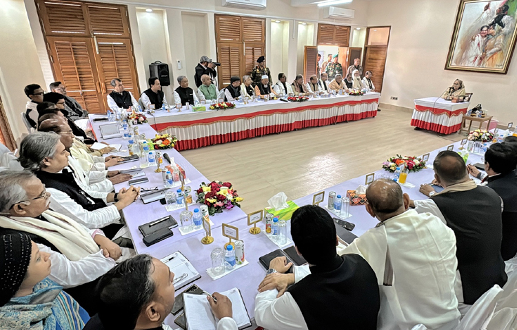 টানা চতুর্থবার সরকার গঠনের পর ১৩ জানুয়ারি গোপালগঞ্জে বঙ্গবন্ধু শেখ মুজিবুর রহমানের সমাধিতে শ্রদ্ধা নিবেদন শেষে টুঙ্গিপাড়ার বাড়িতে নবগঠিত মন্ত্রিসভার অনানুষ্ঠানিক প্রথম বৈঠকে সভাপতিত্ব করেন প্রধানমন্ত্রী শেখ হাসিনা। ছবি: ইয়াসিন কবির জয়