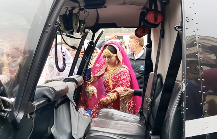 আজ দুপুরে শরীয়তপুরের নড়িয়া পৌরসভার ব্যাংক কর্মকর্তা নুরুজ্জামান বেপারীর মেয়ে ডা. নীলিমা আফরিন নওমীকে হেলিকপ্টারে করে শ্বশুরবাড়ি পাঠালেন। ছবি: বিধান মজুমদার অনি