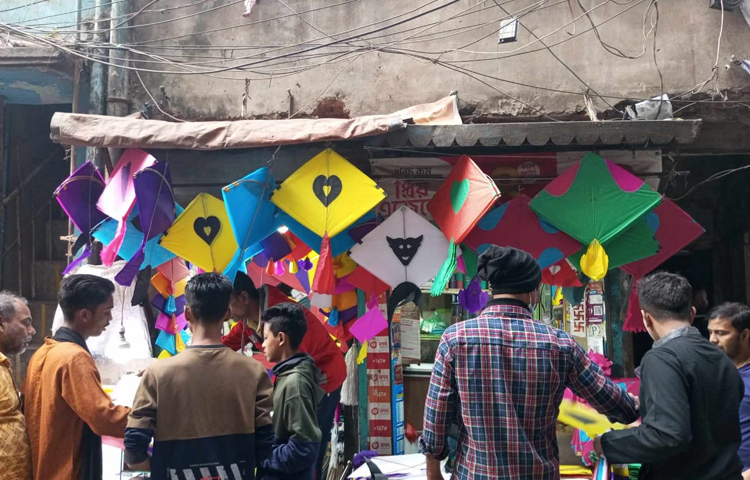 পৌষ ও মাঘ মাসের সন্ধিক্ষণে পৌষ মাসের শেষদিন সারা ভারতবর্ষে সংক্রান্তি হিসেবে উদযাপিত হয়। তবে পুরান ঢাকায় পৌষ সংক্রান্তি বা সাকরাইন সর্বজনীন ঢাকাইয়া উৎসবের রূপ নিয়েছে। ছবি: রায়হান আহমেদ