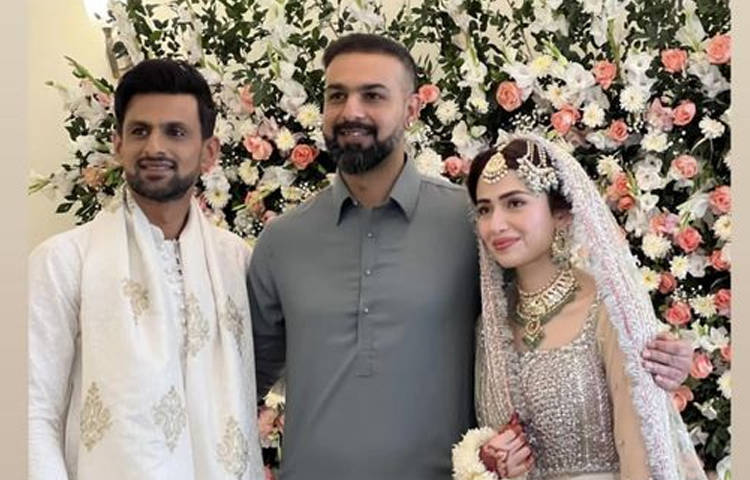 চলতি বছরের ১৯ জানুয়ারি সাবেক পাকিস্তানি ক্রিকেটার শোয়েব মালিকের সঙ্গে দ্বিতীয়বারের মতন বিবাহ বন্ধনে আবদ্ধ হন এ অভিনেত্রী। সেই ছবি সামাজিক যোগাযোগ মাধ্যমে পোস্ট করেছেন তারা দুজনেই।  ছবি: সংগৃহীত