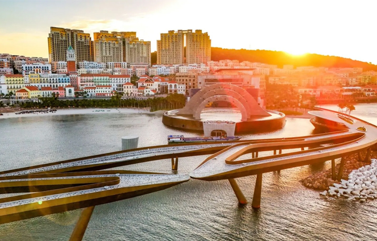 সেতুটি নির্মাণ করেছে ইতালির স্থপতি মার্কো ক্যাসামন্টি এবং বিলাসবহুল পর্যটন বিকাশকারী সান গ্রুপ। সেতুটির নকশা করা হয়েছে ক্লাসিক মাইকেলেঞ্জেলো ফ্রেস্কো পেইন্টিং ‘দ্য ক্রিয়েশন অফ অ্যাডাম অ্যাট দ্য সিস্টিন চ্যাপেল’ থেকে অনুপ্রাণিত হয়ে। ছবি: সংগৃহীত