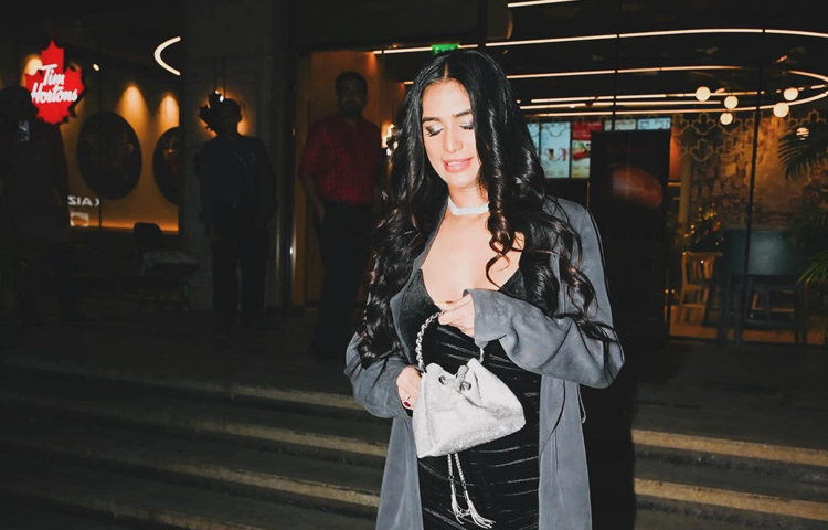 ইনস্টাগ্রামে ধোঁয়াসাপূর্ণ পোস্টের পর অভিনেত্রীর সহকারী সংবাদটির সত্যতা জানিয়ে বলেন, ‘বৃহস্পতিবার রাতেই মৃত্যু হয়েছে পুনমের।’ ছবি: সংগৃহীত