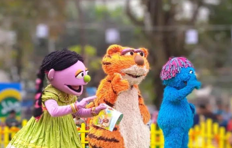 চলছে অমর একুশে বইমেলা। মেলার দ্বিতীয় দিন ছিল শুক্রবার। ছুটির দিন হওয়ায় মেলা প্রাঙ্গণে শিশুদের ছিল সরব উপস্থিতি। শিশুদের কোলাহলে যেন প্রাণ ফিরেছে শিশু চত্বরে। বইমেলার ফটক খুলতেই শিশুদের আনাগোনা বাড়তে থাকে। বাবা-মা, অভিভাবকের হাত ধরে ভিড় করতে শুরু করে শিশু চত্বরে। বইমেলায় শিশুদের প্রধান আকর্ষণ এই ‘শিশুপ্রহর’। মূলত শিশুদের বই পড়ায় আগ্রহী করে তুলতেই মেলার একটি অংশকে ঘোষণা করা হয় শিশুপ্রহর হিসেবে। প্রতি শুক্র ও শনিবার হয়ে ওঠে শিশুদের দিন। ছবি: ইমন ইসলাম