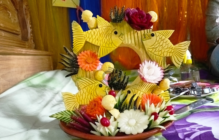 ফুড কার্ভিং আর্টিস্ট ফারদিন খানের বাড়ি শরীয়তপুরের পালং ইউনিয়নের আটিপাড়া এলাকায়। আব্দুর রব খান আর আফরোজা খানমের ছোট সন্তান তিনি। পড়াশোনা করছেন শরীয়তপুর জাতির পিতা বঙ্গবন্ধু শেখ মুজিবুর রহমান সরকারি কলেজের অনার্স তৃতীয় বর্ষে। ছবি: বিধান মজুমদার অনি