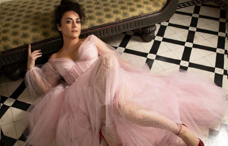 সেই ঘোষণার পর সামাজিক যোগাযোগ মাধ্যমে কিছু লাস্যময়ী ছবি শেয়ার করেছেন প্রীতি । ছবি: ইনস্টাগ্রাম