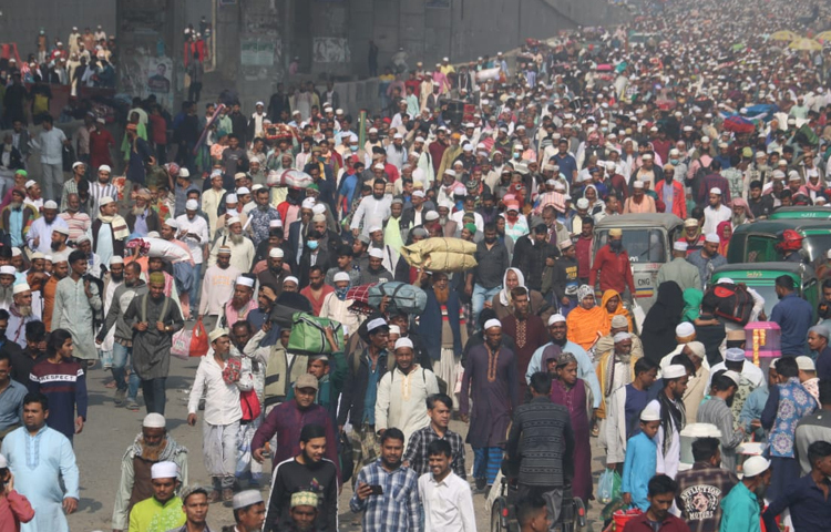 অল্প যানবাহন চলাচল করলেও মানুষের তুলনায় তা খুবই কম। ছবি: মাহবুব আলম