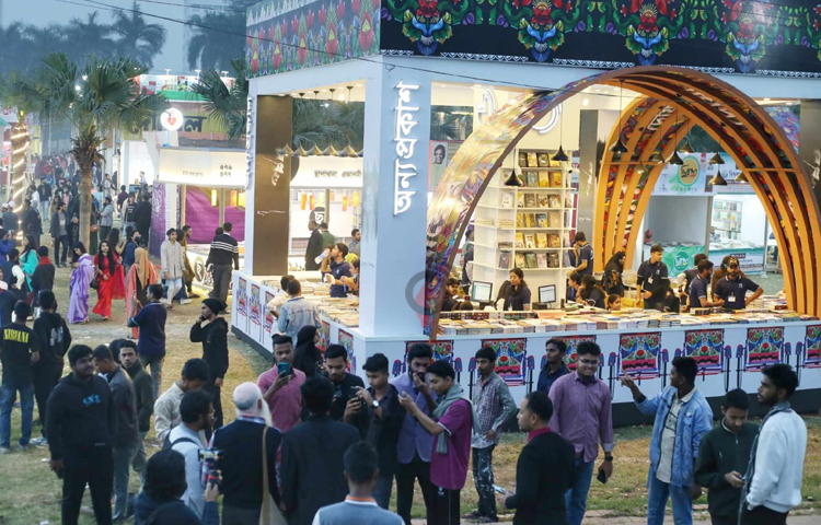 বন্ধুদের নিয়ে বইমেলায় এসে ছবি তুলতে ব্যস্ত তরুণ ও যুবকরা। ছবি: মাহবুব আলম