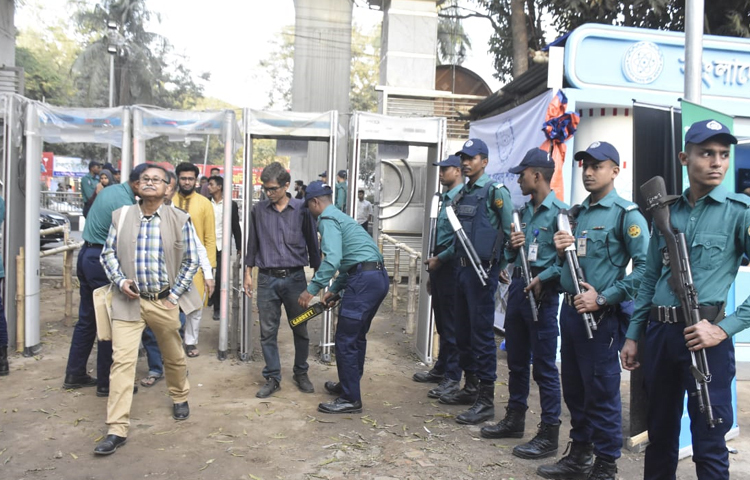মেলার দুই অংশের চিত্র একেবারে ভিন্ন। প্রতিদিনই সোহরাওয়ার্দী উদ্যানে মেলায় প্রাণোচ্ছল থাকলেও বাংলা একাডেমি চত্বর নিষ্প্রাণ। সেখানে দর্শনার্থীদের আনাগোনা কম। ছবি: বিপ্লব দীক্ষিত