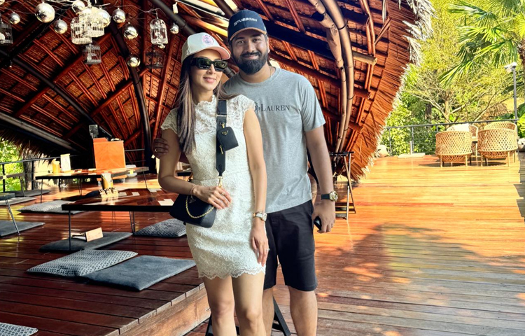 ছবিগুলোয় স্বামী সনি পোদ্দারের সঙ্গে খুনসুটির পাশাপাশি নানা ভঙ্গিতে ধরা দিয়েছেন এ লাক্স তারকা। ছবি: মিমের ফেসবুক থেকে