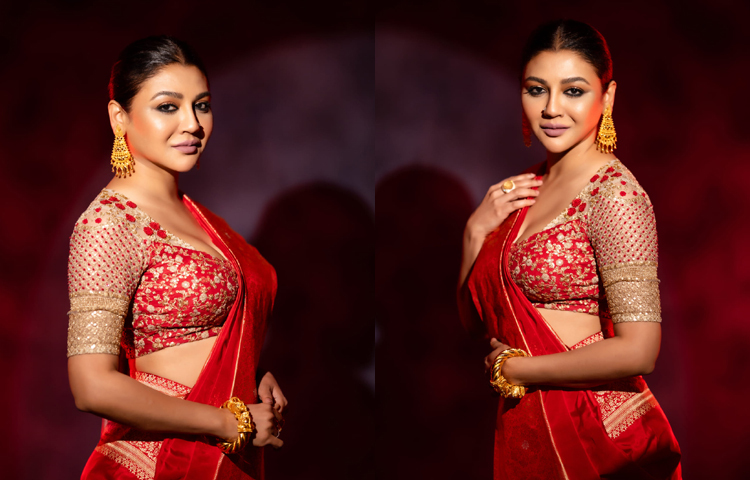 এরই মধ্যে লালশাড়ি পড়ে সামাজিক যোগাযোগ মাধ্যমে কিছু ছবি শেয়ার করেছেন জয়া। ছবি: জয়া আহসানের ফেসবুক থেকে