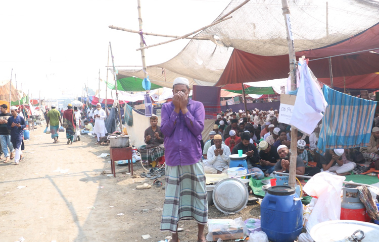 এদিন ফজরের নামাজের পর বয়ান করেন মুফতি মাকসুদ (ভারত), বাংলা তরজমা করেন মাওলানা আব্দুল্লাহ। বয়ানের পরই হেদায়াতের কথা ও দোয়া পরিচালনা শুরু করেন মাওলানা ইউসুফ বিন সাদ (ভারত)। ছবি: মাহবুব আলম