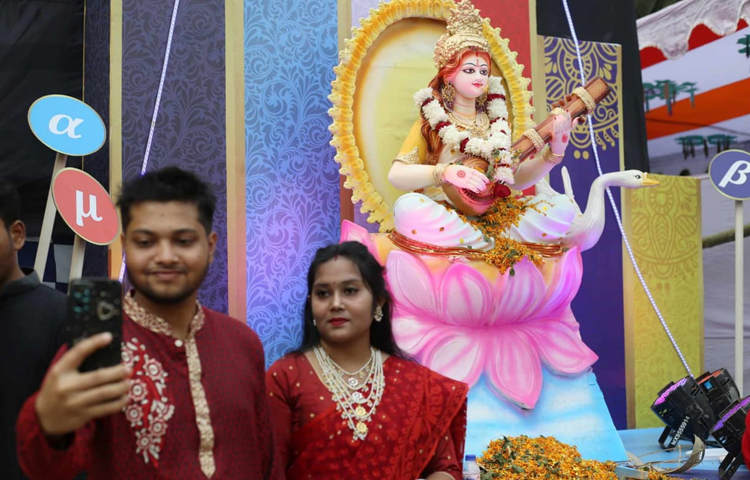 সরস্বতী পূজা বিদ্যা ও সঙ্গীতের দেবী সরস্বতীর আরাধনাকে কেন্দ্র করে অনুষ্ঠেয় একটি অন্যতম ধর্মীয় উৎসব। মর্ত্যরে ভক্তকুল শ্বেতশুভ্র কল্যাণময়ী দেবী সরস্বতীর আবাহন করবে। ঢাক-ঢোল-কাঁসর, শঙ্খ ও উলুধ্বনিতে মুখরিত হয়ে উঠবে পূজামণ্ডপ। ছবি: মাহবুব আলম