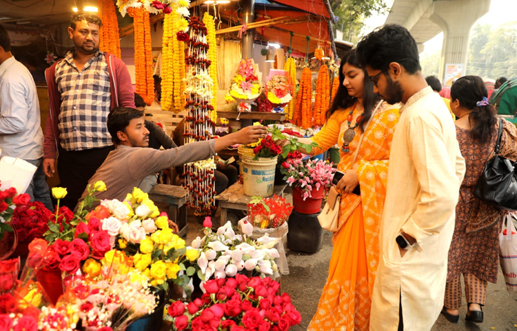 পছন্দের ফুল কিনতে ব্যস্ত যুগল। ছবি: বিপ্লব দীক্ষিত