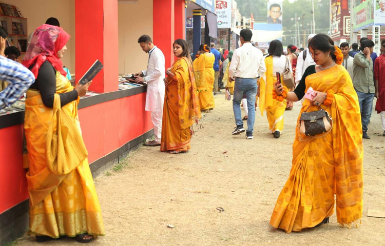 ফুলের সঙ্গে প্রিয়জনকে উপহার দেবেন বই। প্রাণের এই মেলায় তরুণ-তরুণীরা বসন্ত আর ভালোবাসার রঙে নিজেদের রাঙাচ্ছেন। ছবি: মাহবুব আলম