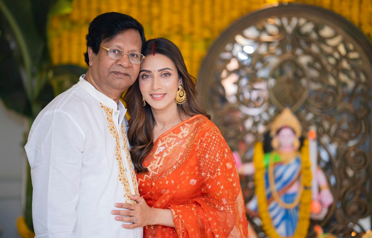 বাবার সঙ্গে মিম। ছবি: ফেসবুক